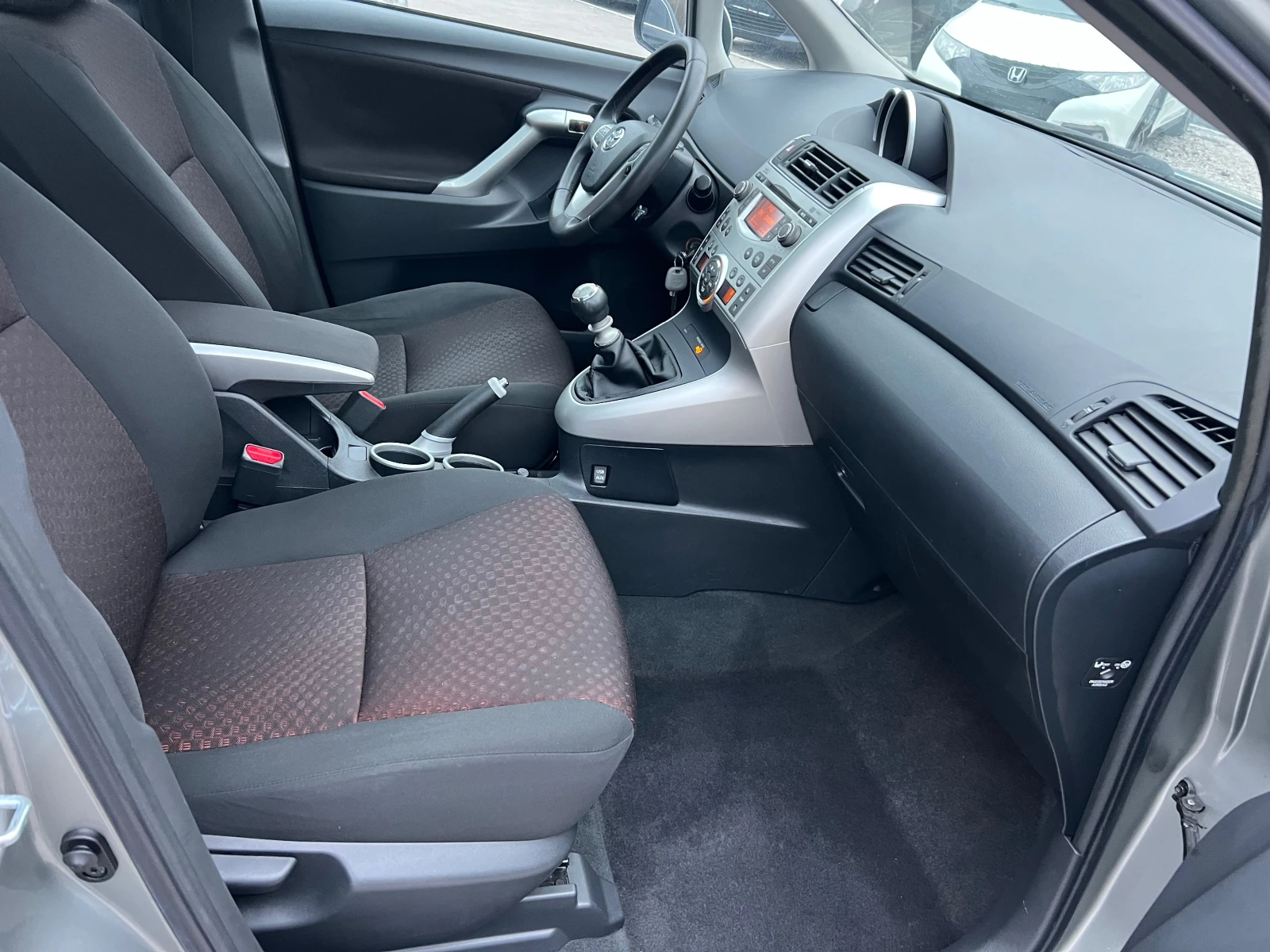 Toyota Verso 1.8-SOLL, снимка 12 - Автомобили и джипове - 53951752