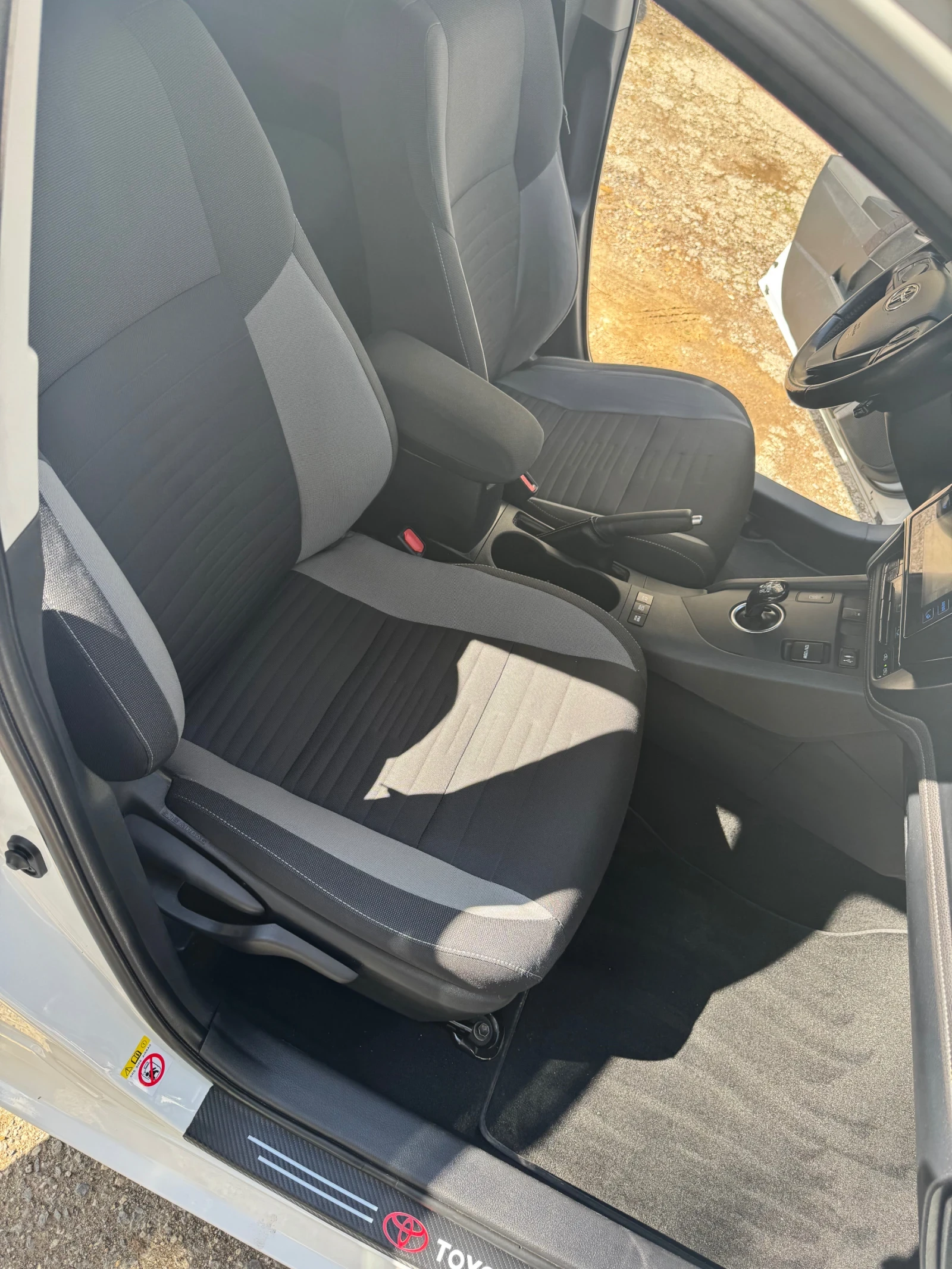 Toyota Auris Hybrid 1.8i Facelift/Navi, снимка 8 - Автомобили и джипове - 54038021