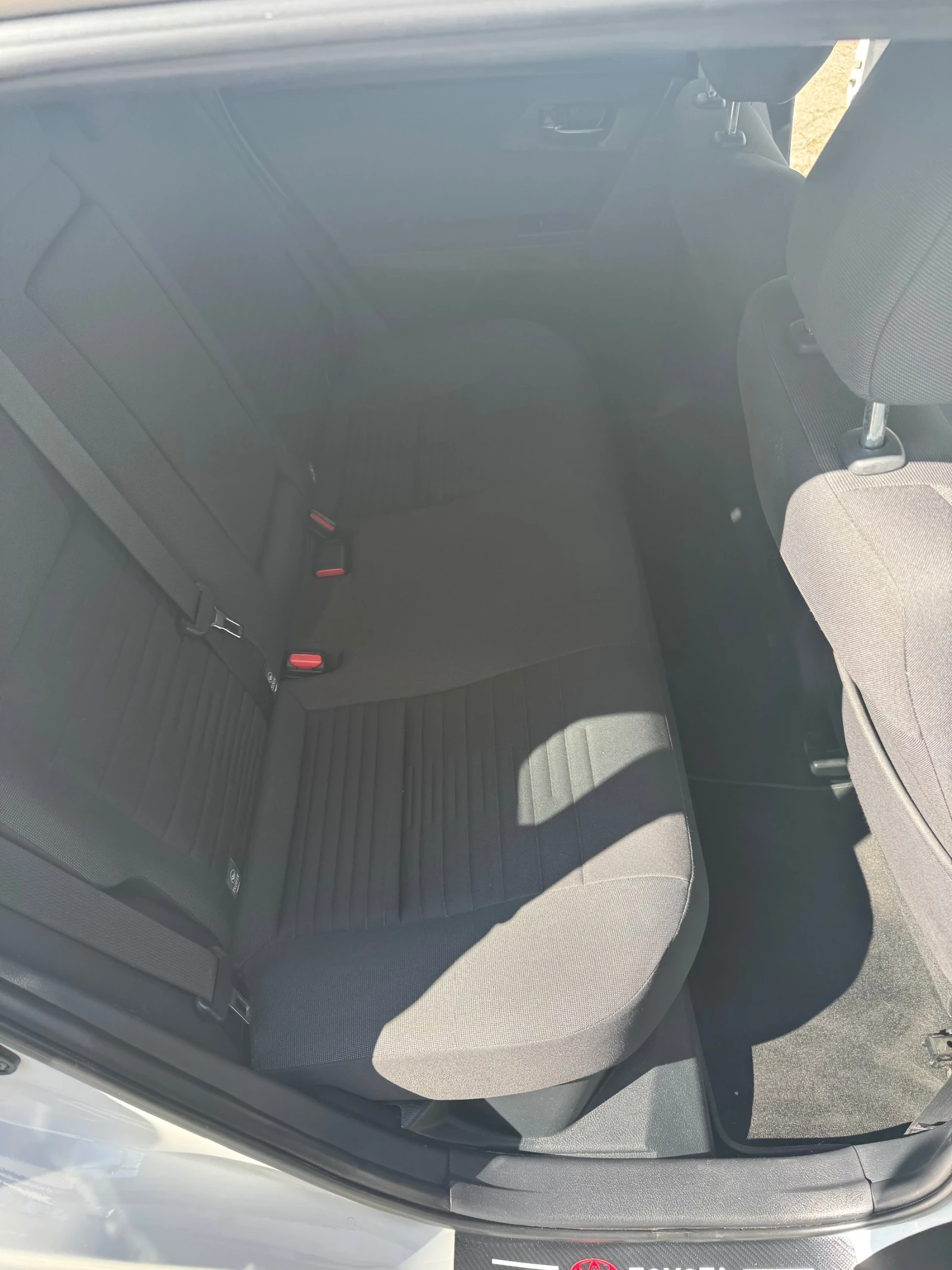 Toyota Auris Hybrid 1.8i Facelift/Navi, снимка 9 - Автомобили и джипове - 54038021