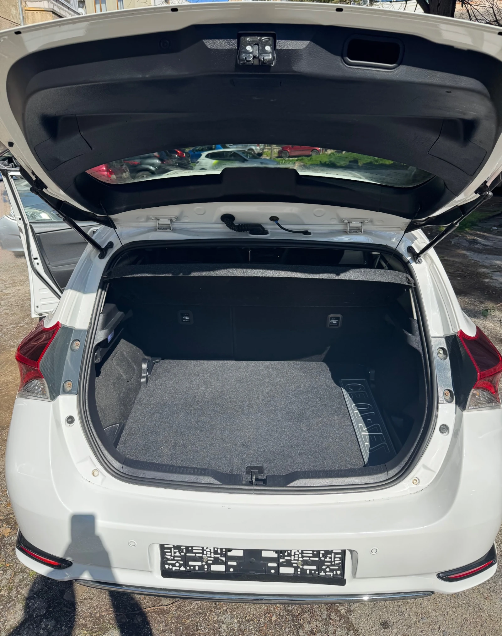 Toyota Auris Hybrid 1.8i Facelift/Navi, снимка 17 - Автомобили и джипове - 54038021