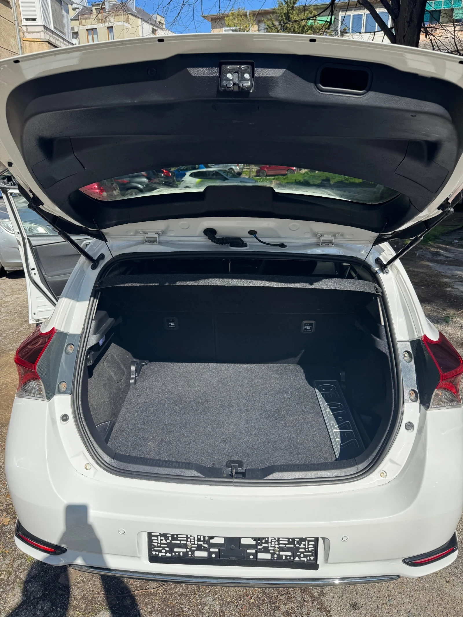 Toyota Auris Hybrid 1.8i Facelift/Navi, снимка 15 - Автомобили и джипове - 54038021