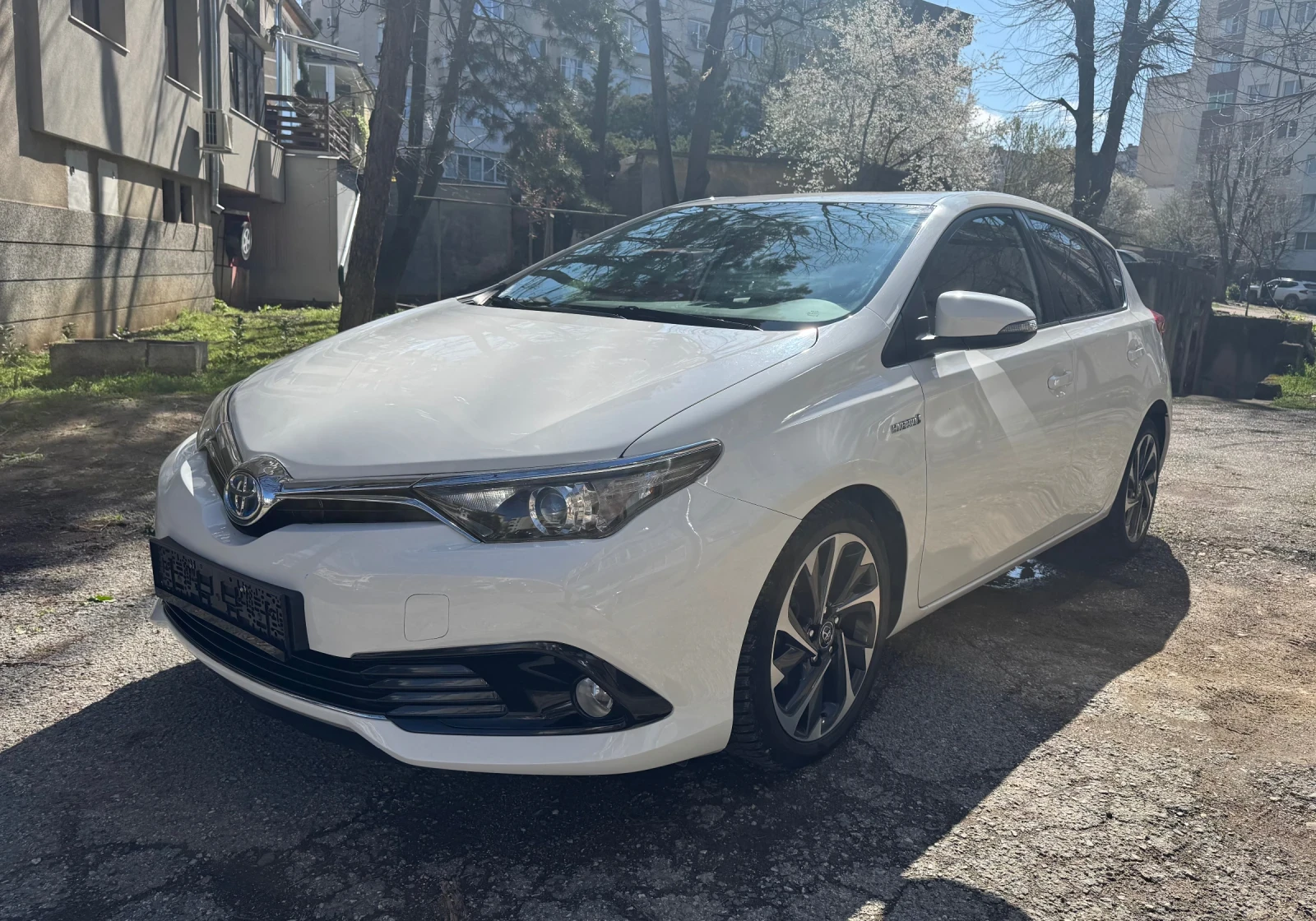 Toyota Auris Hybrid 1.8i Facelift/Navi, снимка 5 - Автомобили и джипове - 54038021