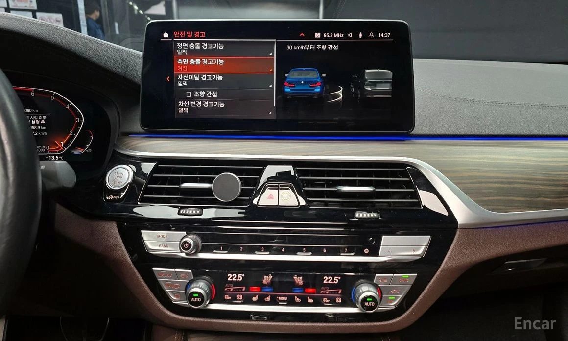 BMW 530 i* M Sport* HARMAN KARDON* DISTRONIC* HEAD-UP* , снимка 12 - Автомобили и джипове - 54239415