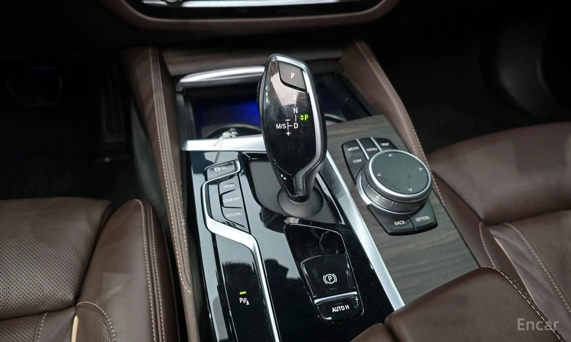 BMW 530 i* M Sport* HARMAN KARDON* DISTRONIC* HEAD-UP* , снимка 14 - Автомобили и джипове - 54239415