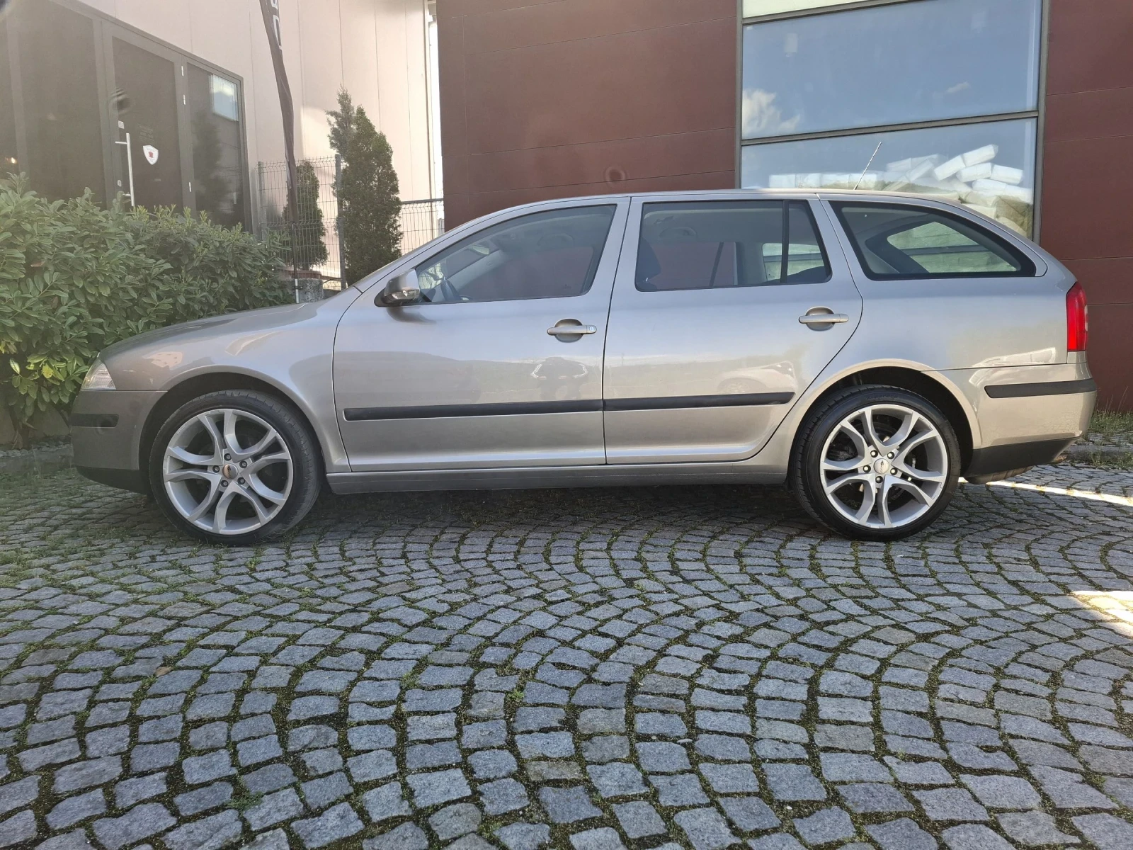 Skoda Octavia 1.6i-102к.с.АВТОМАТ* НАВИ* АВТОПИЛОТ* ОТЛИЧНА , снимка 2 - Автомобили и джипове - 54569817