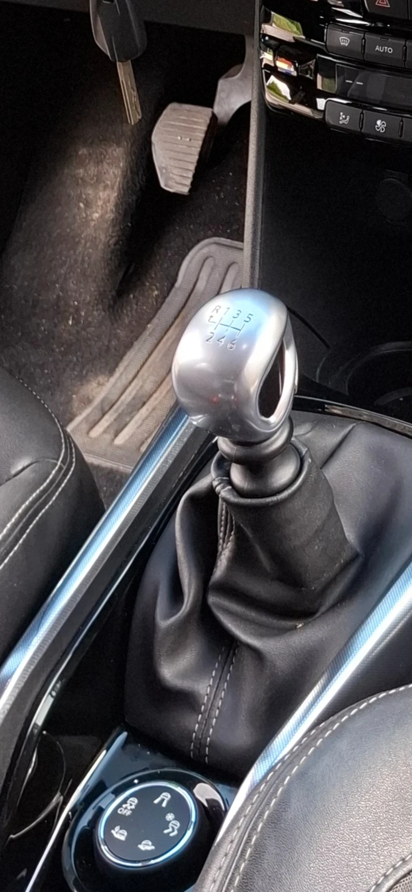 Peugeot 2008 1.6 e-HDi (115 к.с.) Allure Park Assist, снимка 9 - Автомобили и джипове - 54940313