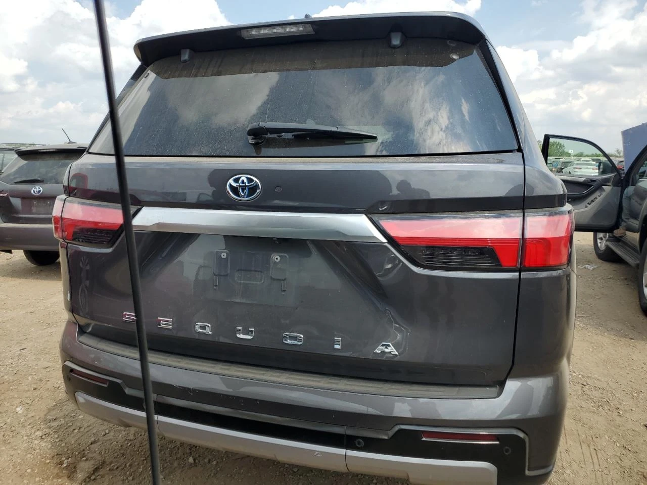 Toyota Sequoia SR5  - изображение 4