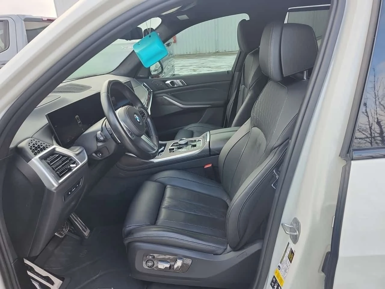 BMW X7 SWAROWSKI| SKY LOUNGE| ОБДУХВАНЕ| 2 КЛЮЧА| , снимка 3 - Автомобили и джипове - 54366079