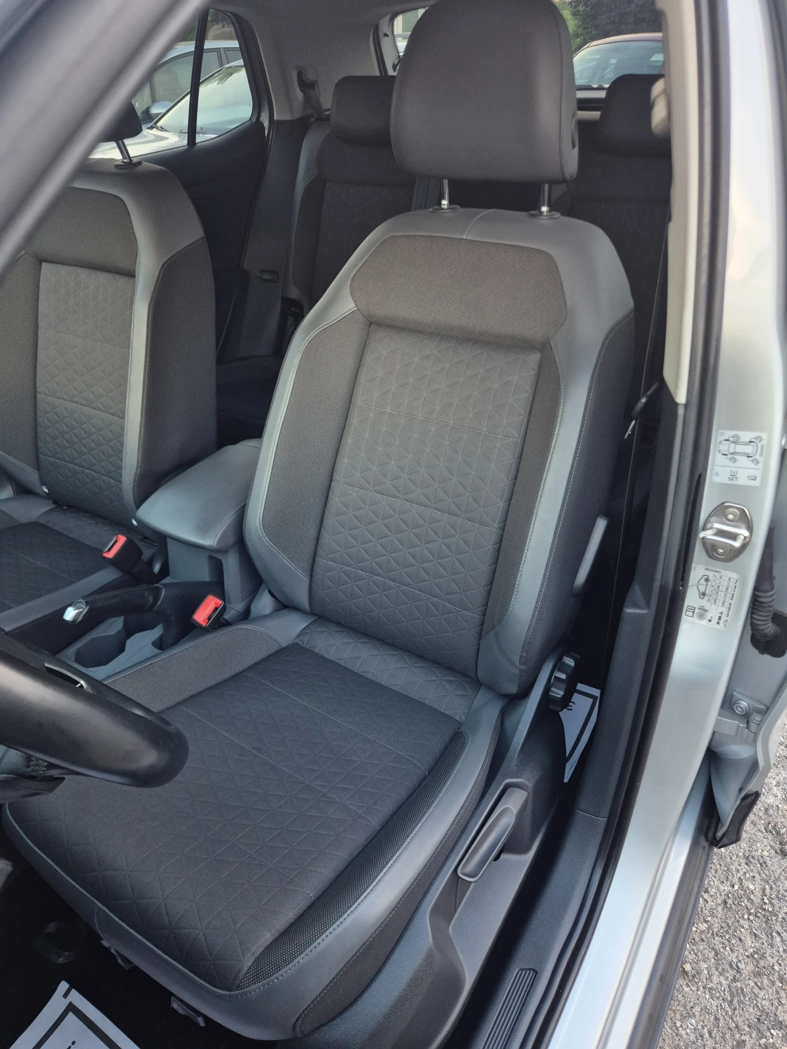VW T-Cross 1.6TDI* DSG* NAVI* DIGITAL* LED* LANE ASSISTENT* D, снимка 10 - Автомобили и джипове - 54800647