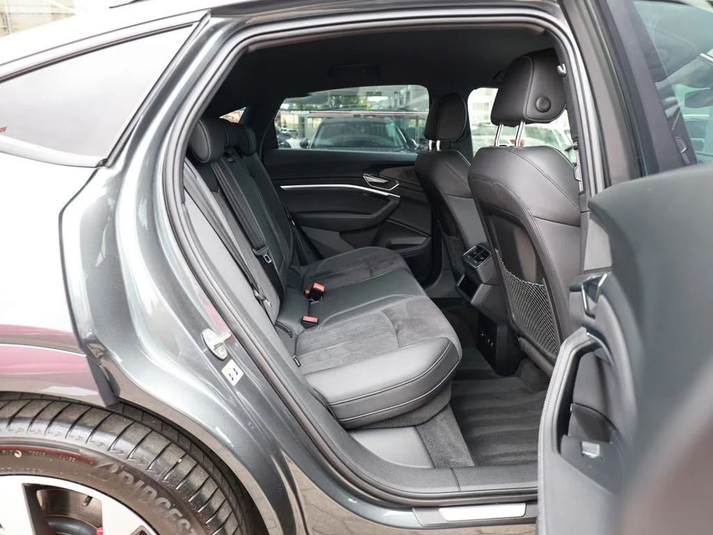 Audi Q8 E-TRON 50 / S-LINE / MATRIX / BLACK OPTIC/ QUATTRO, снимка 16 - Автомобили и джипове - 56085447