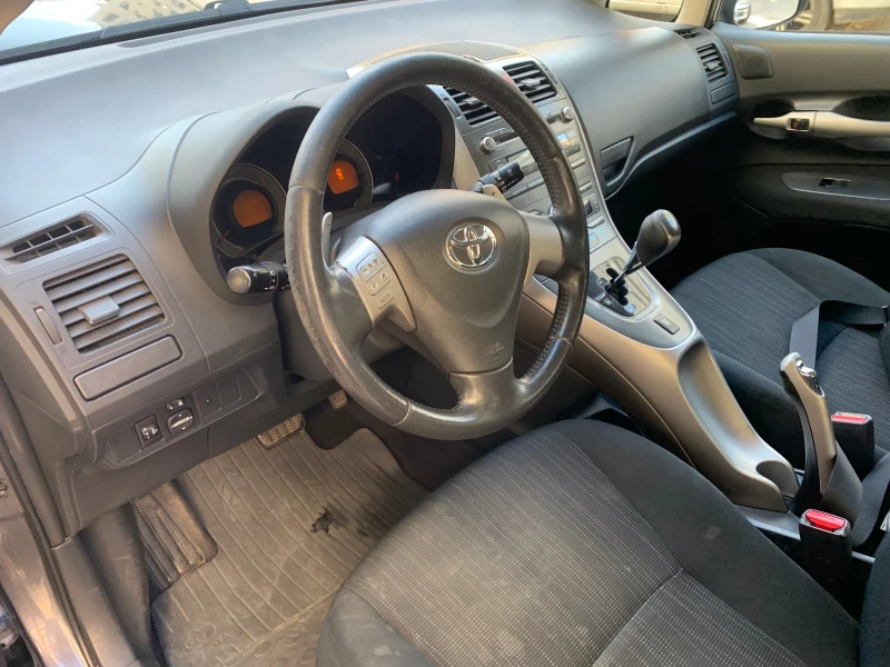 Toyota Auris, снимка 12 - Автомобили и джипове - 46320872