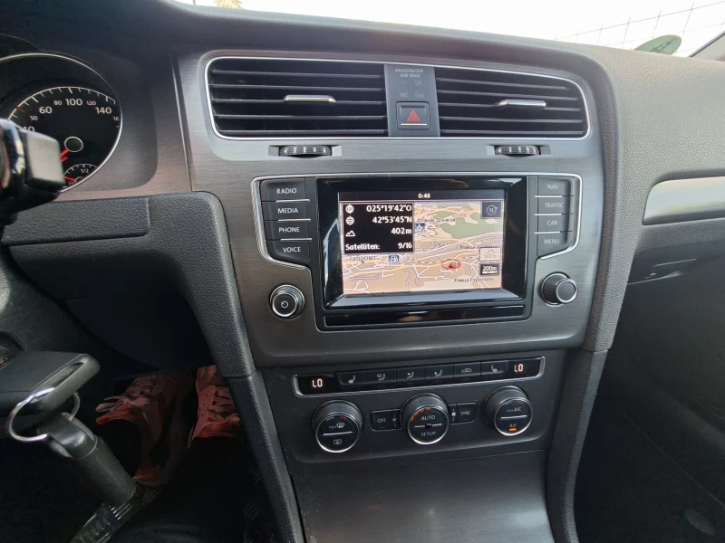 VW Golf 1.2TSI, бензин, ТОП, снимка 14 - Автомобили и джипове - 52176229