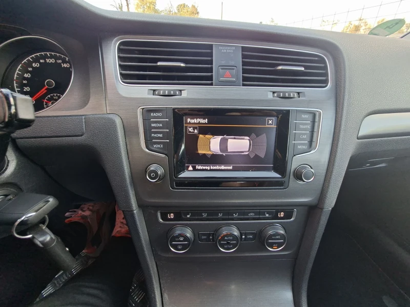 VW Golf 1.2TSI, бензин, ТОП, снимка 13 - Автомобили и джипове - 52176229