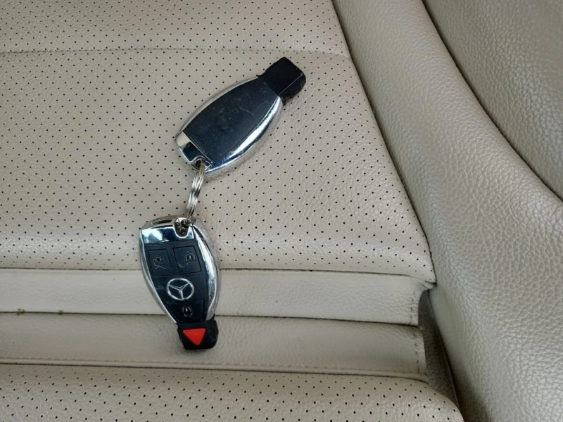 Mercedes-Benz C 300 * 4MATIC * PANORAMA * AMG * KEYLESS * CARFAX, снимка 8 - Автомобили и джипове - 53429115