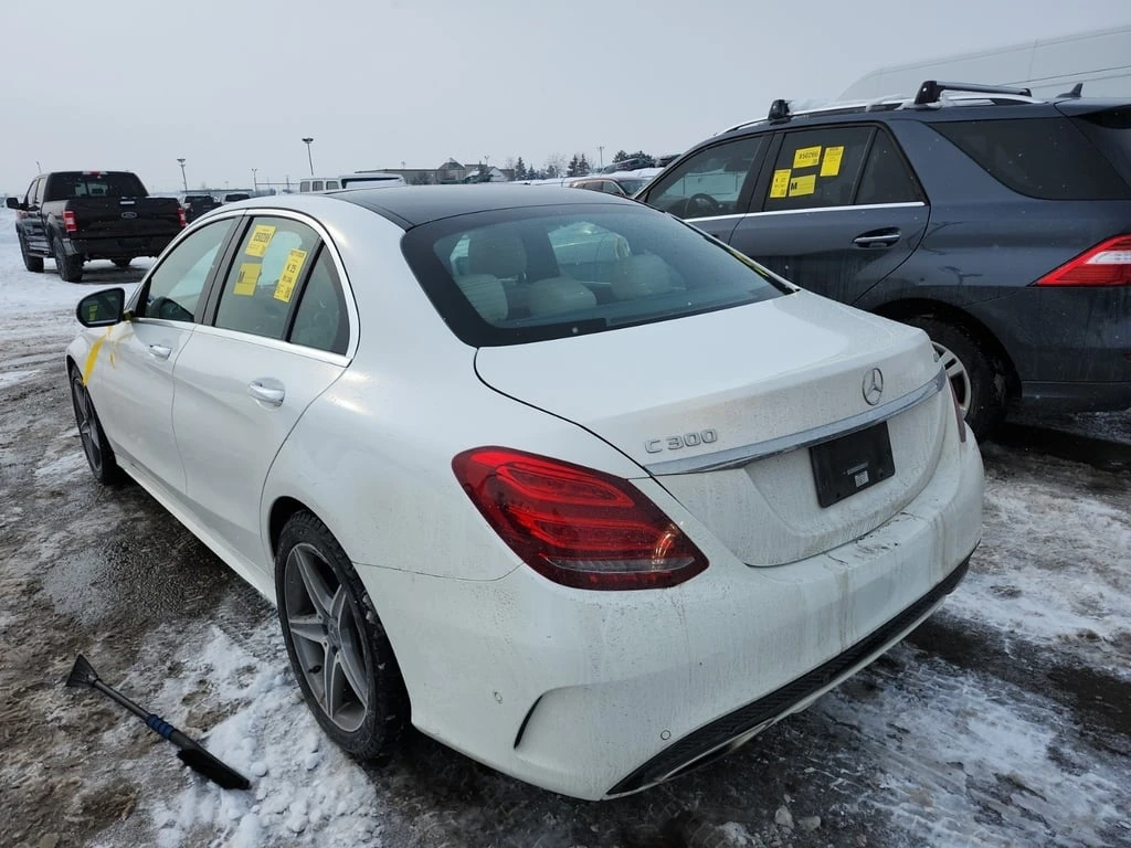 Mercedes-Benz C 300 * 4MATIC * PANORAMA * AMG * KEYLESS * CARFAX - изображение 4