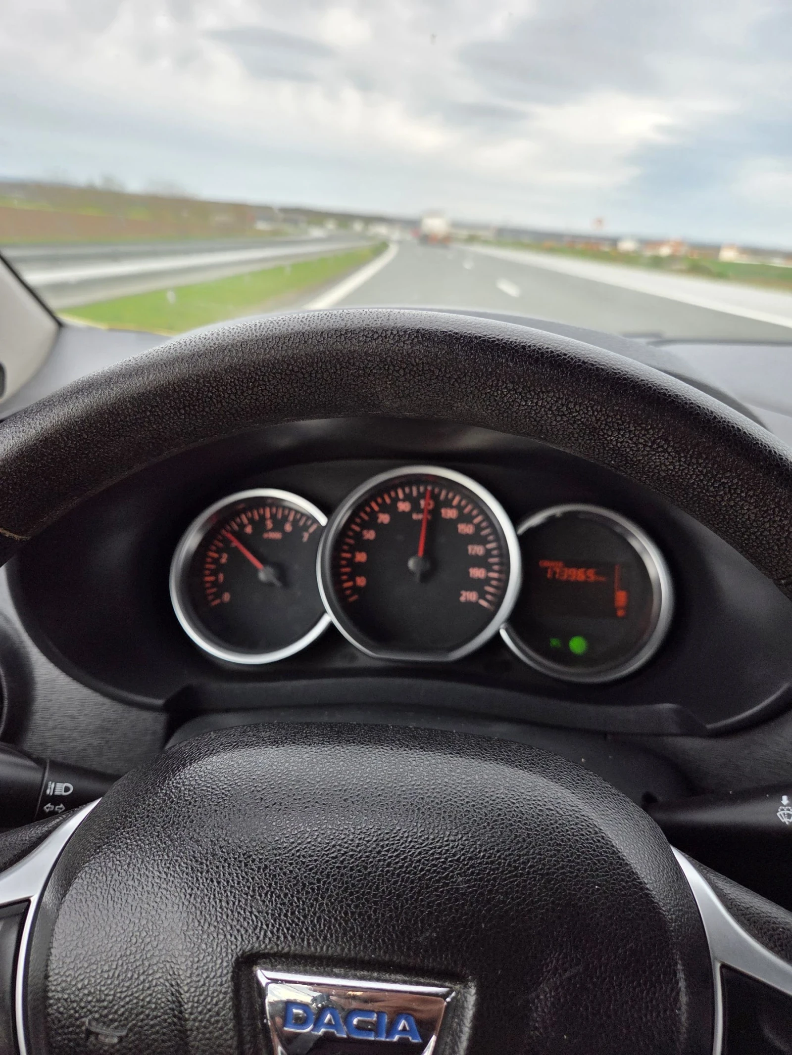 Dacia Lodgy 1.6 Фабрична газ (2019), снимка 12 - Автомобили и джипове - 54197592