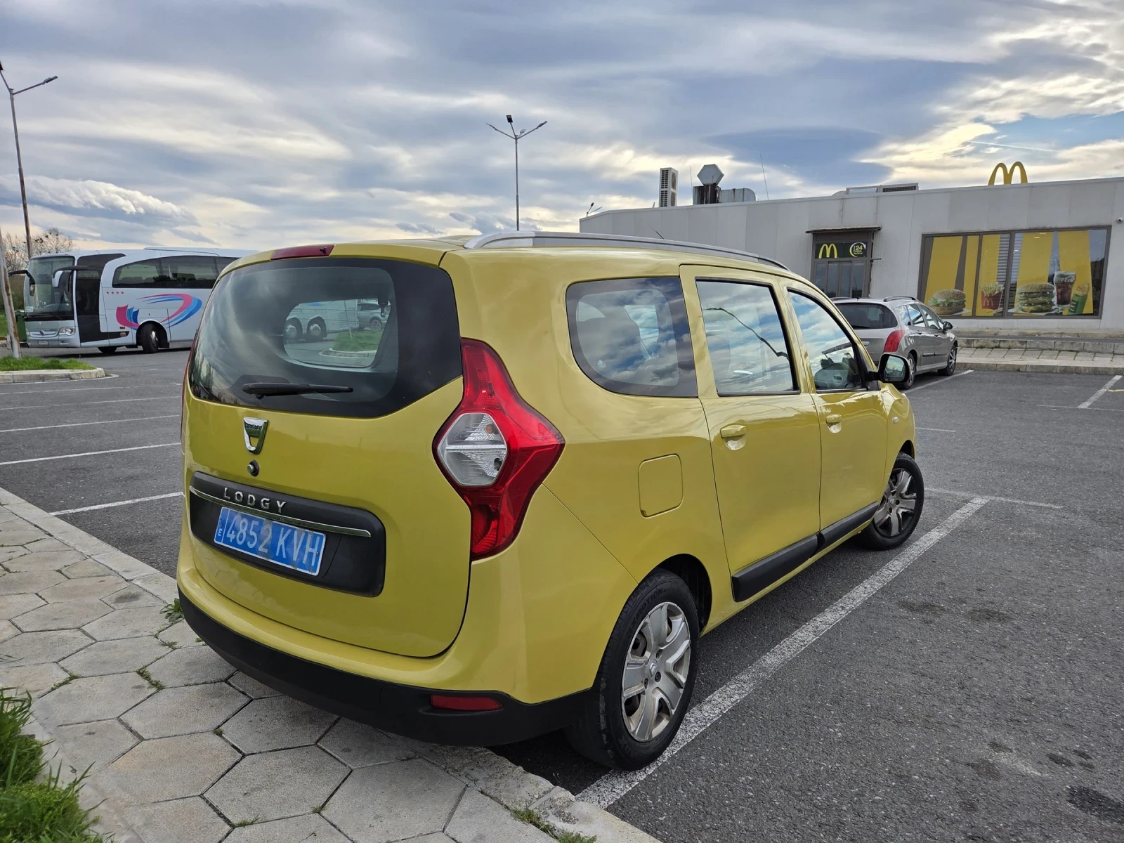 Dacia Lodgy 1.6 Фабрична газ (2019), снимка 14 - Автомобили и джипове - 54127969