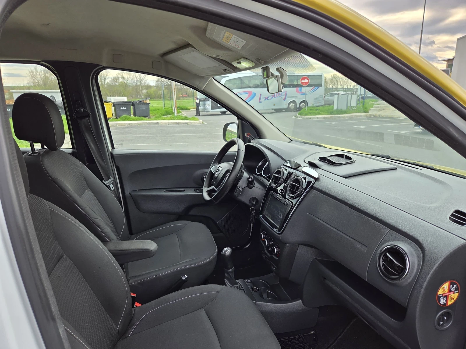 Dacia Lodgy 1.6 Фабрична газ (2019), снимка 5 - Автомобили и джипове - 54127969