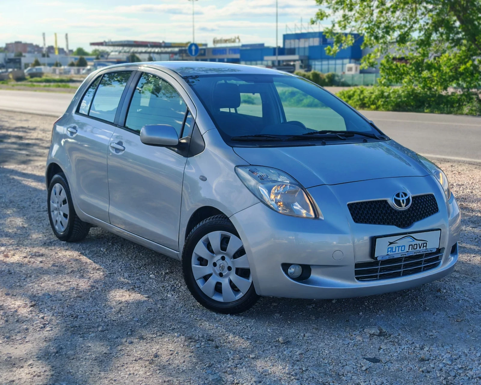 Toyota Yaris 1.3 БЕНЗИН 87 К.С. МНОГО ЗАПАЗЕНА!