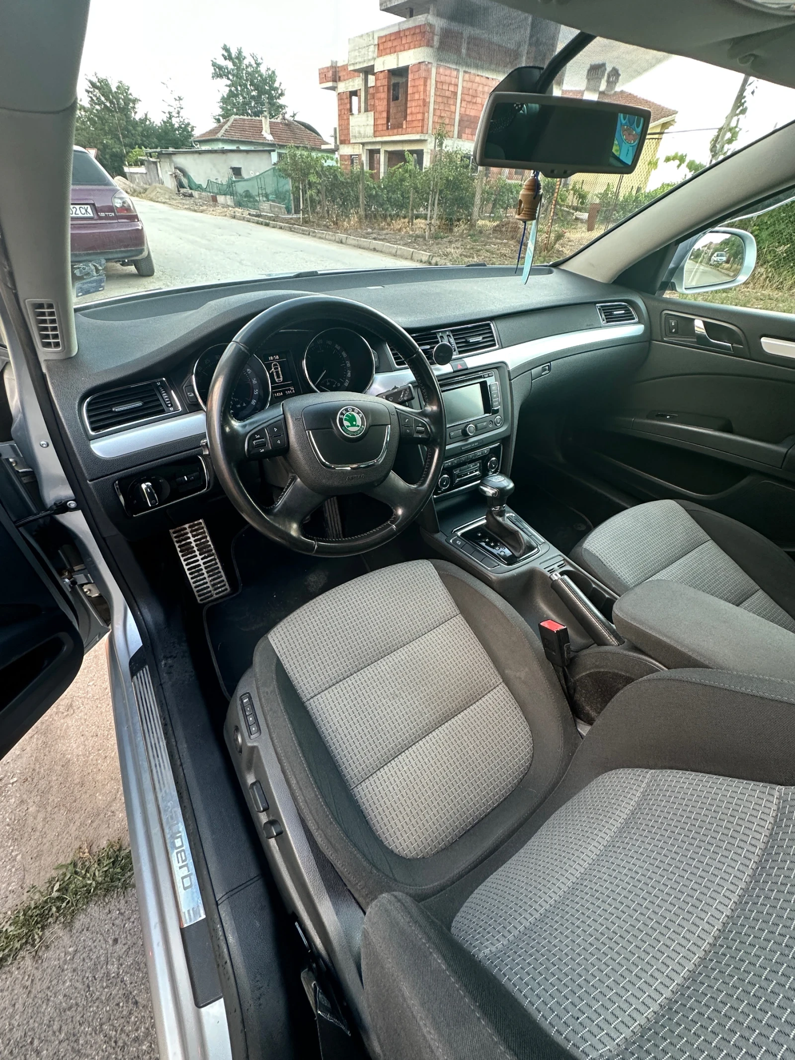 Skoda Superb 2.0 TDI 4x4 DSG, снимка 8 - Автомобили и джипове - 55169363