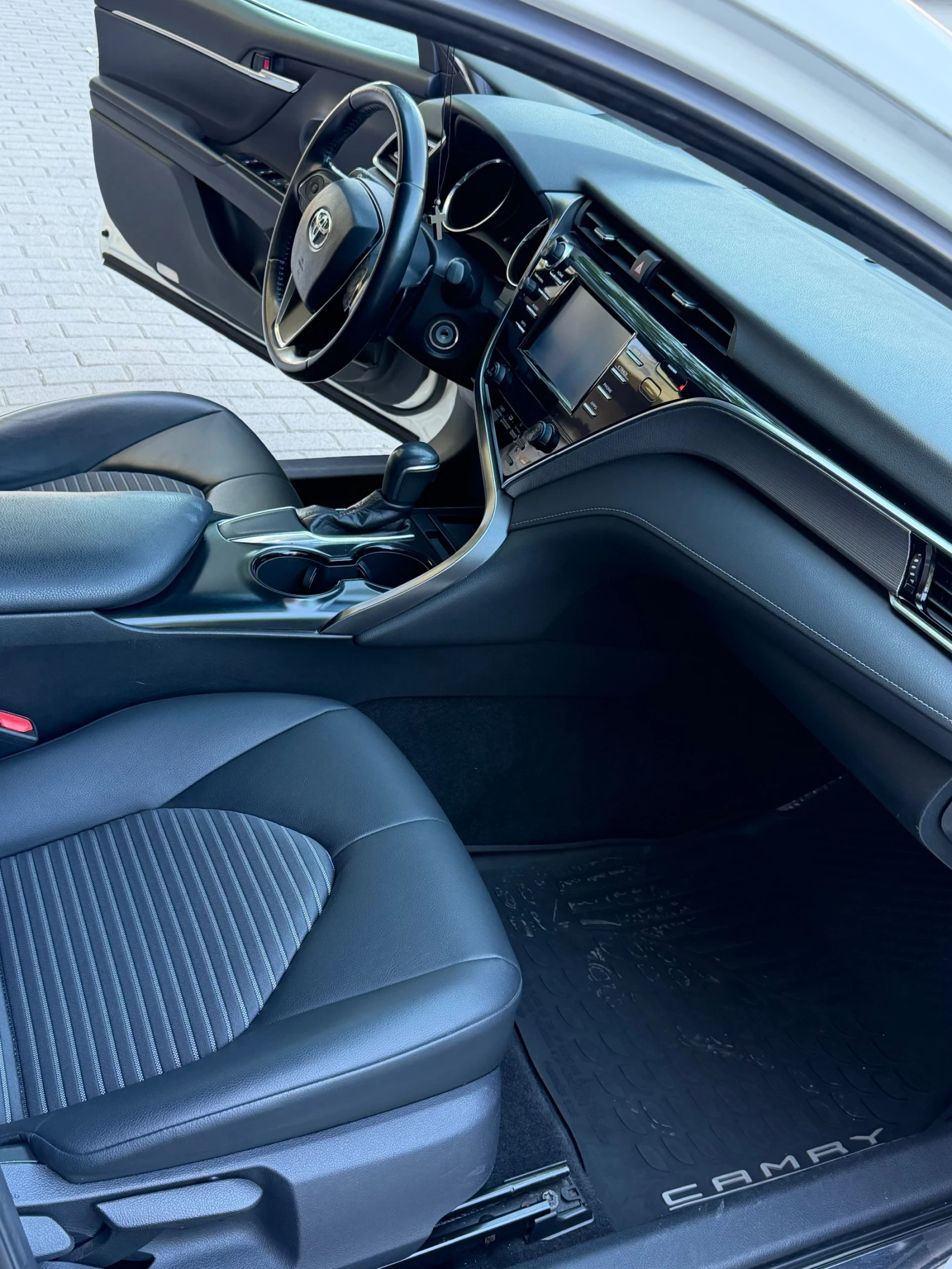 Toyota Camry 2.5 Distr/line asist/SE, снимка 10 - Автомобили и джипове - 56337092