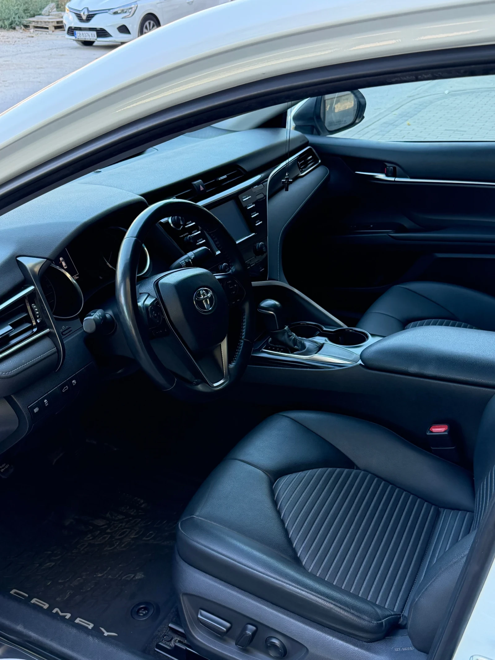 Toyota Camry 2.5 Distr/line asist/SE, снимка 8 - Автомобили и джипове - 56337092