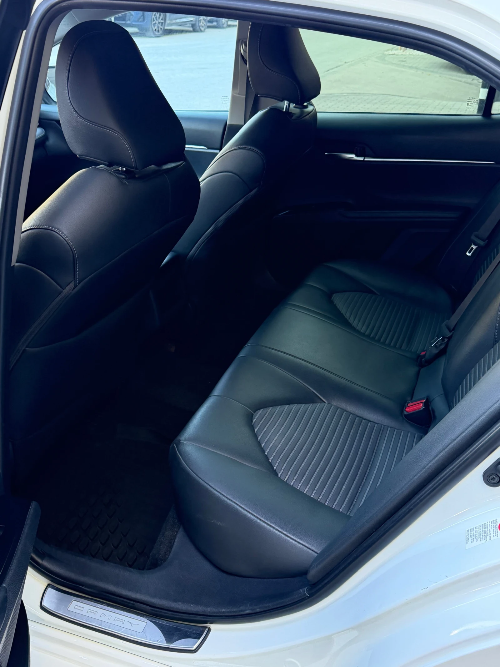 Toyota Camry 2.5 Distr/line asist/SE, снимка 9 - Автомобили и джипове - 56337092