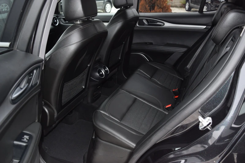 Alfa Romeo Stelvio 2.2D* 180kc* Euro6B* Keyless* Нави* Камера, снимка 13 - Автомобили и джипове - 53232513