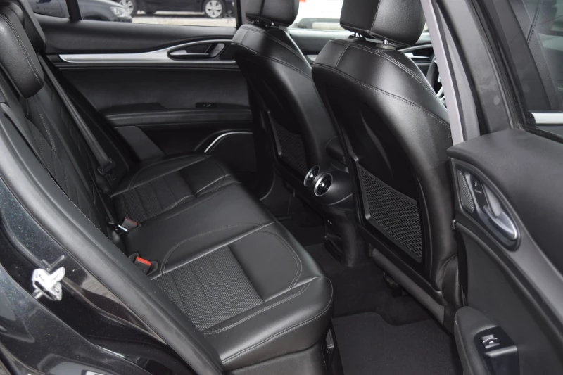 Alfa Romeo Stelvio 2.2D* 180kc* Euro6B* Keyless* Нави* Камера, снимка 12 - Автомобили и джипове - 53232513