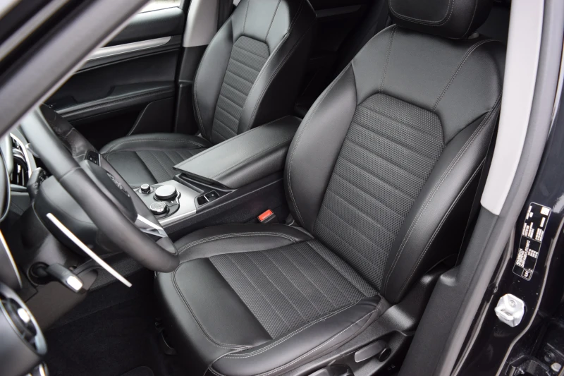 Alfa Romeo Stelvio 2.2D* 180kc* Euro6B* Keyless* Нави* Камера, снимка 10 - Автомобили и джипове - 53232513