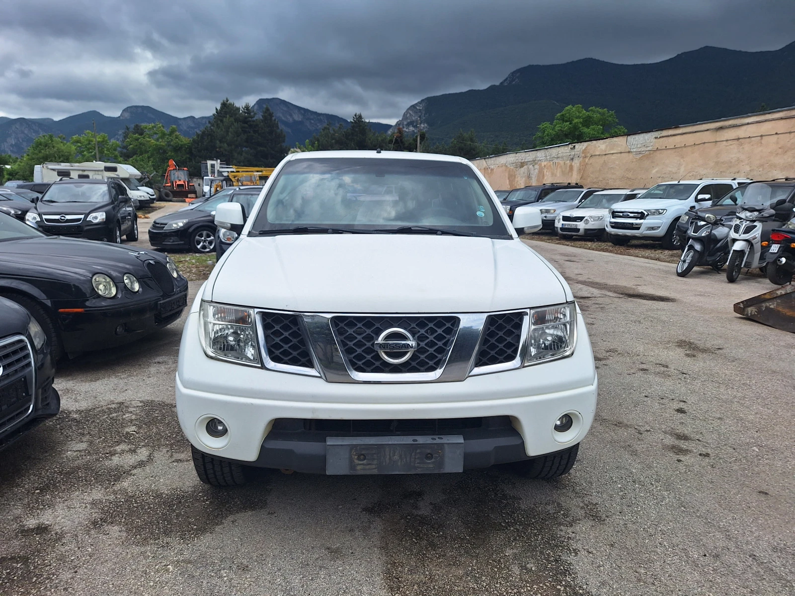 Nissan Navara 2.5Dci 175kc Автоматик - изображение 2