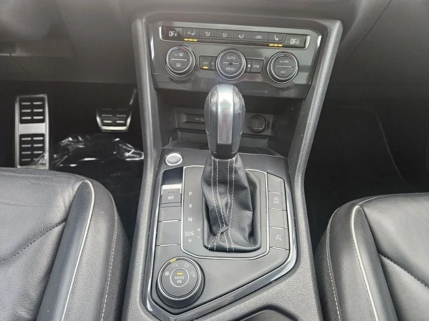 VW Tiguan Highline* R-Line* Back cam* Pano* Fender* Обдух, снимка 15 - Автомобили и джипове - 55280659
