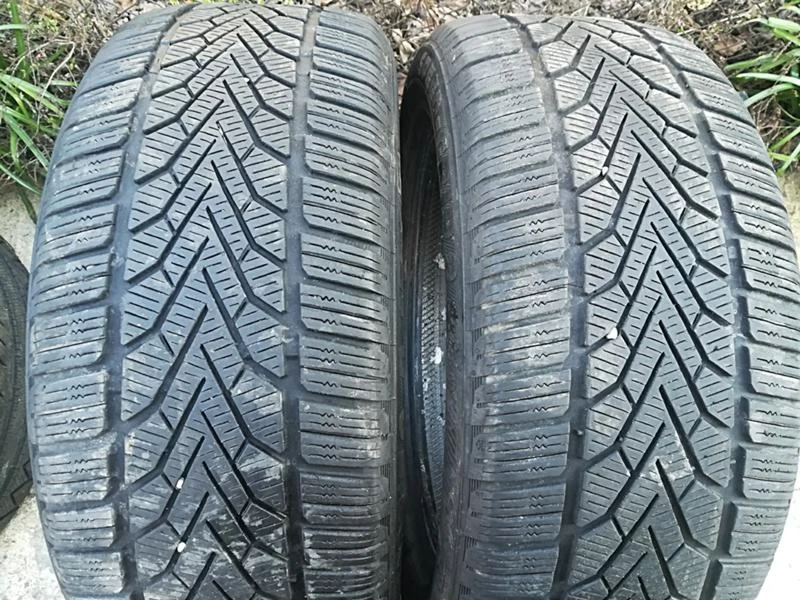 Гуми Зимни 225/50R17, снимка 1 - Гуми и джанти - 24083157