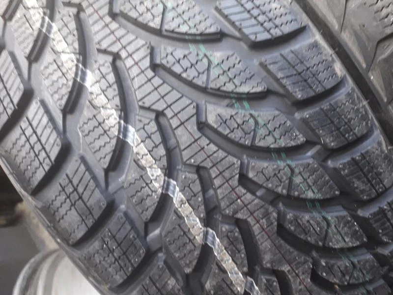 Гуми Зимни 235/60R17, снимка 3 - Гуми и джанти - 26150385