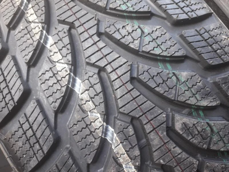 Гуми Зимни 235/60R17, снимка 5 - Гуми и джанти - 26150385