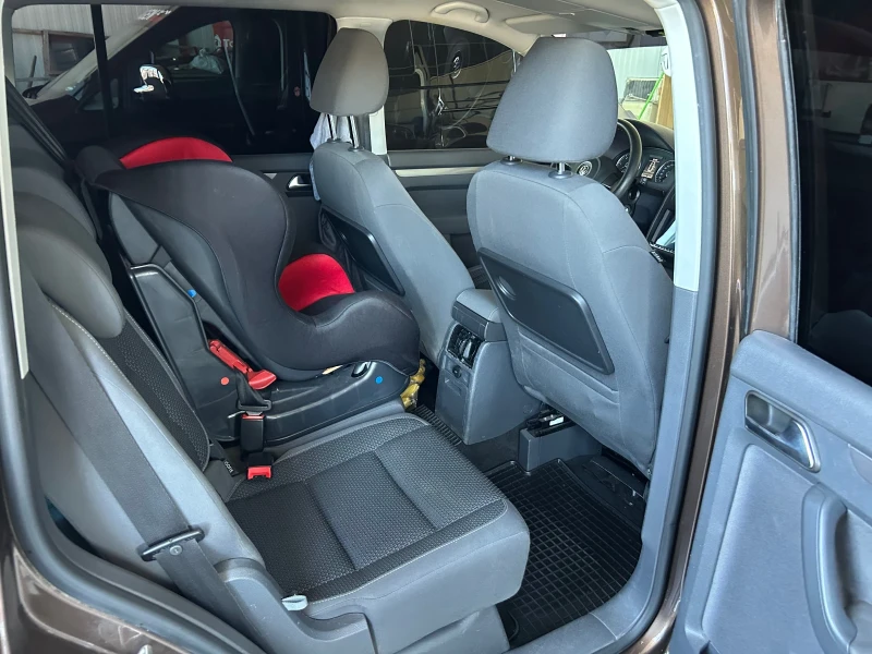 VW Touran, снимка 10 - Автомобили и джипове - 50309418