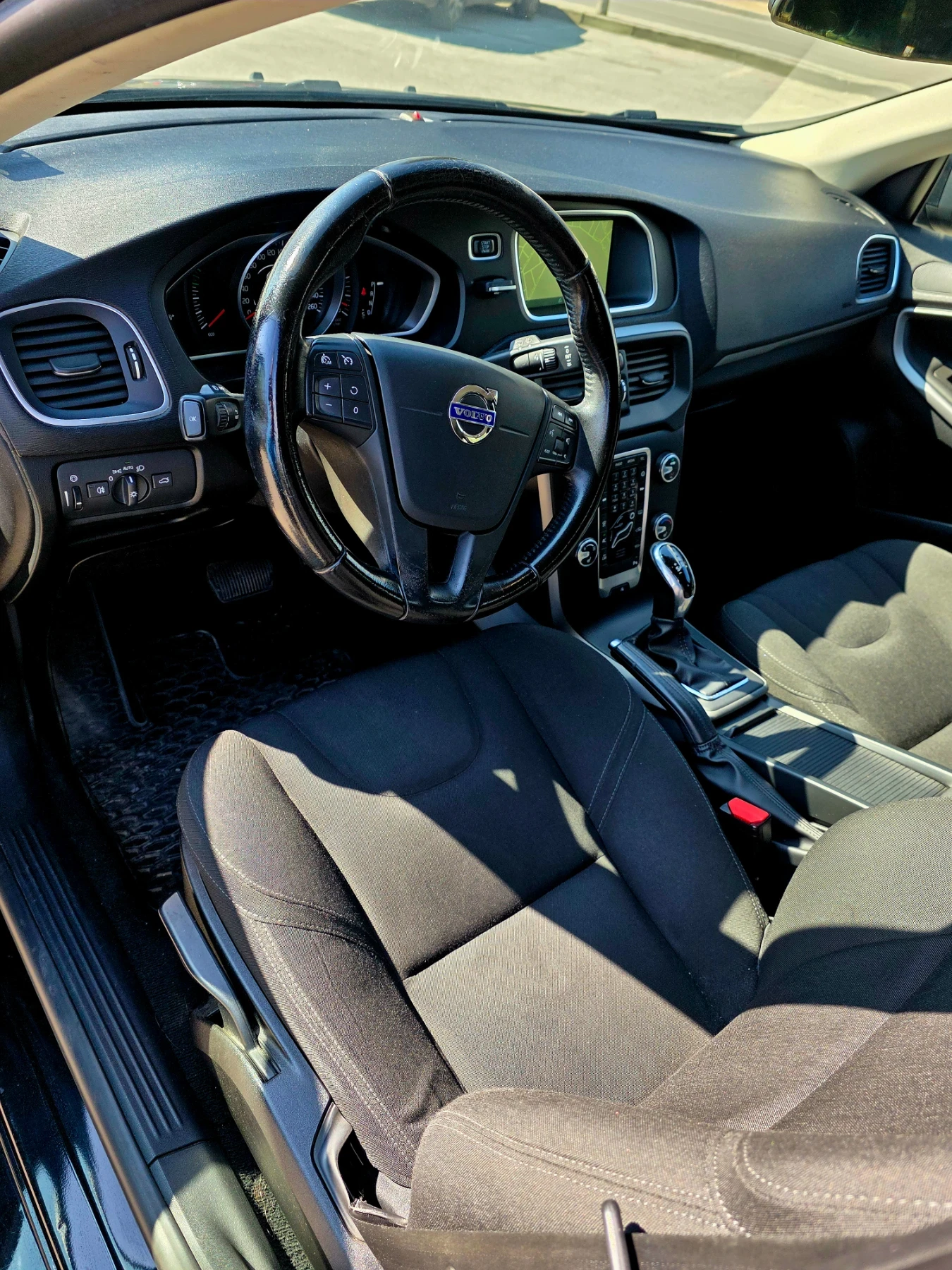 Volvo V40 2.0D Fecelift , снимка 8 - Автомобили и джипове - 53852567