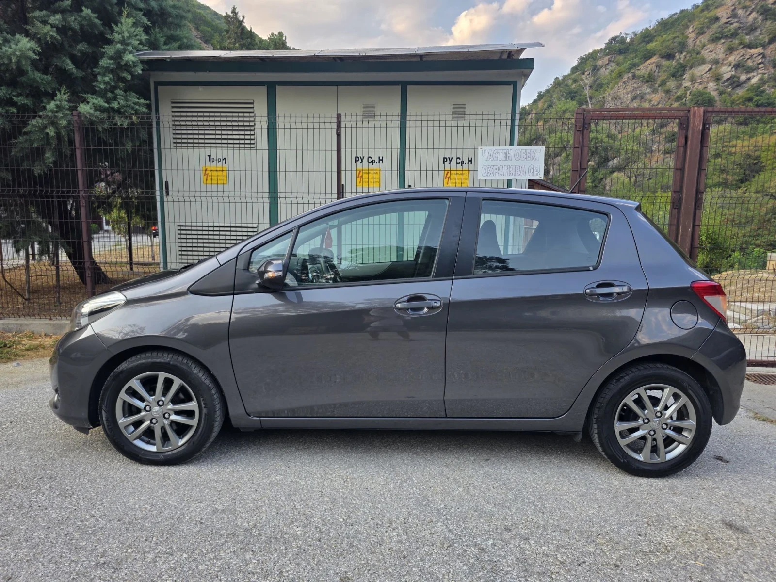 Toyota Yaris 1.4 D-4D НАВИ/Камера/Климатроник/ЕВРО5, снимка 7 - Автомобили и джипове - 55830380