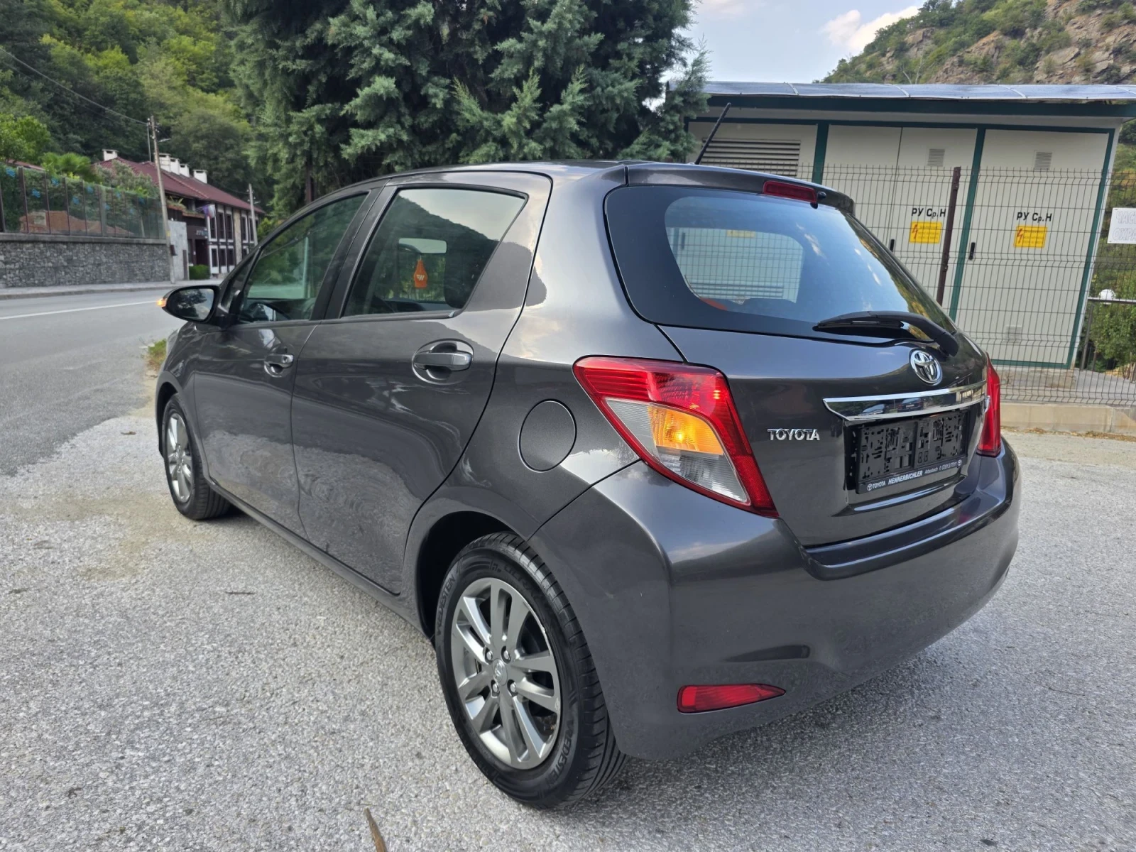 Toyota Yaris 1.4 D-4D НАВИ/Камера/Климатроник/ЕВРО5, снимка 4 - Автомобили и джипове - 55830380
