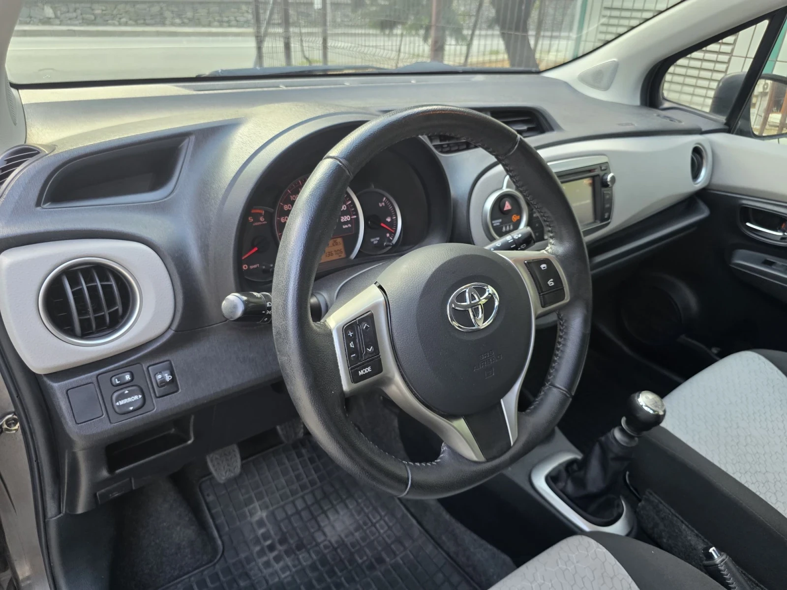 Toyota Yaris 1.4 D-4D НАВИ/Камера/Климатроник/ЕВРО5, снимка 10 - Автомобили и джипове - 55830380