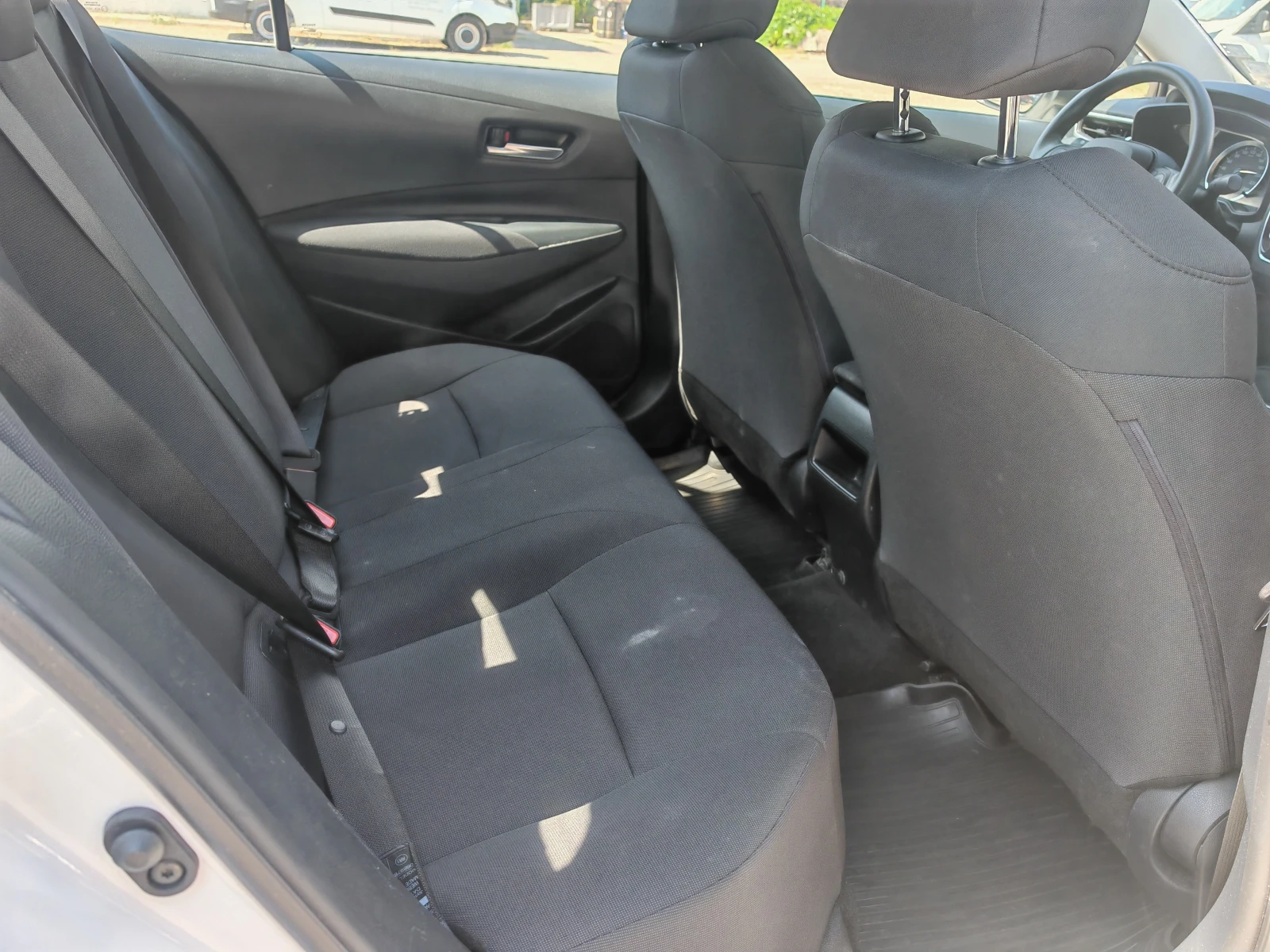 Toyota Corolla 1.5i Гаранционна, снимка 9 - Автомобили и джипове - 55935370