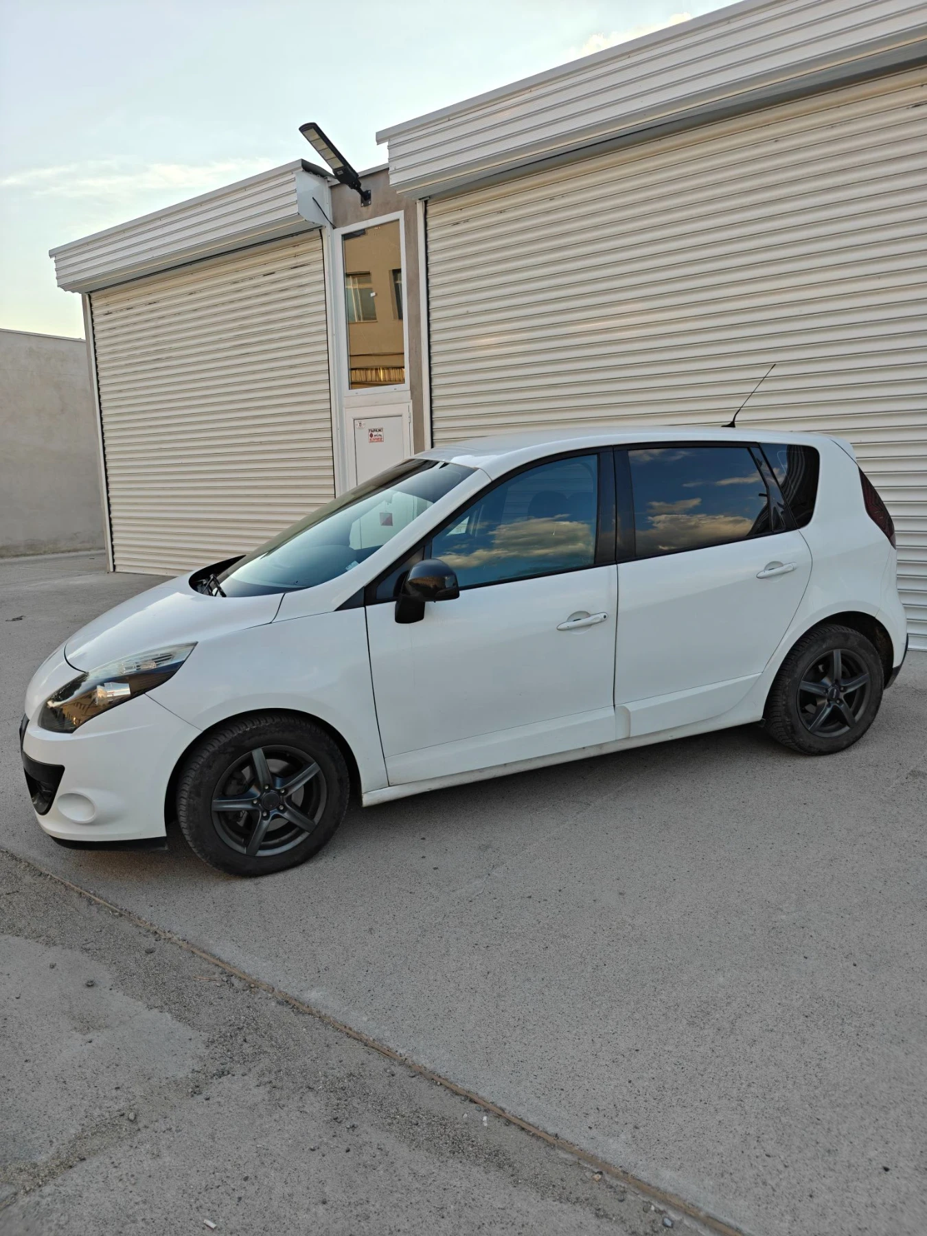 Renault Scenic 1.5dCI, снимка 2 - Автомобили и джипове - 56144372