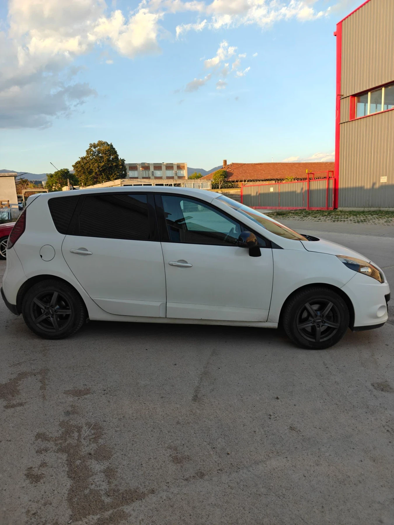 Renault Scenic 1.5dCI, снимка 4 - Автомобили и джипове - 56144372