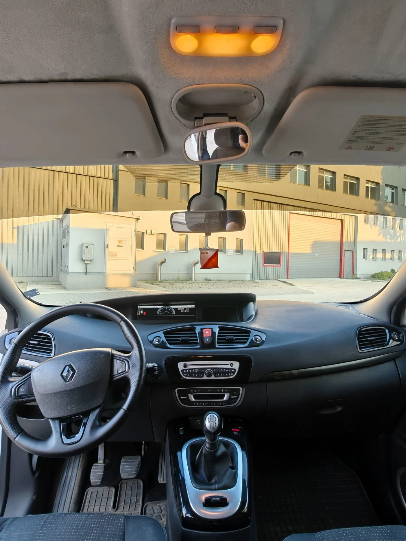 Renault Scenic 1.5dCI, снимка 8 - Автомобили и джипове - 56144372