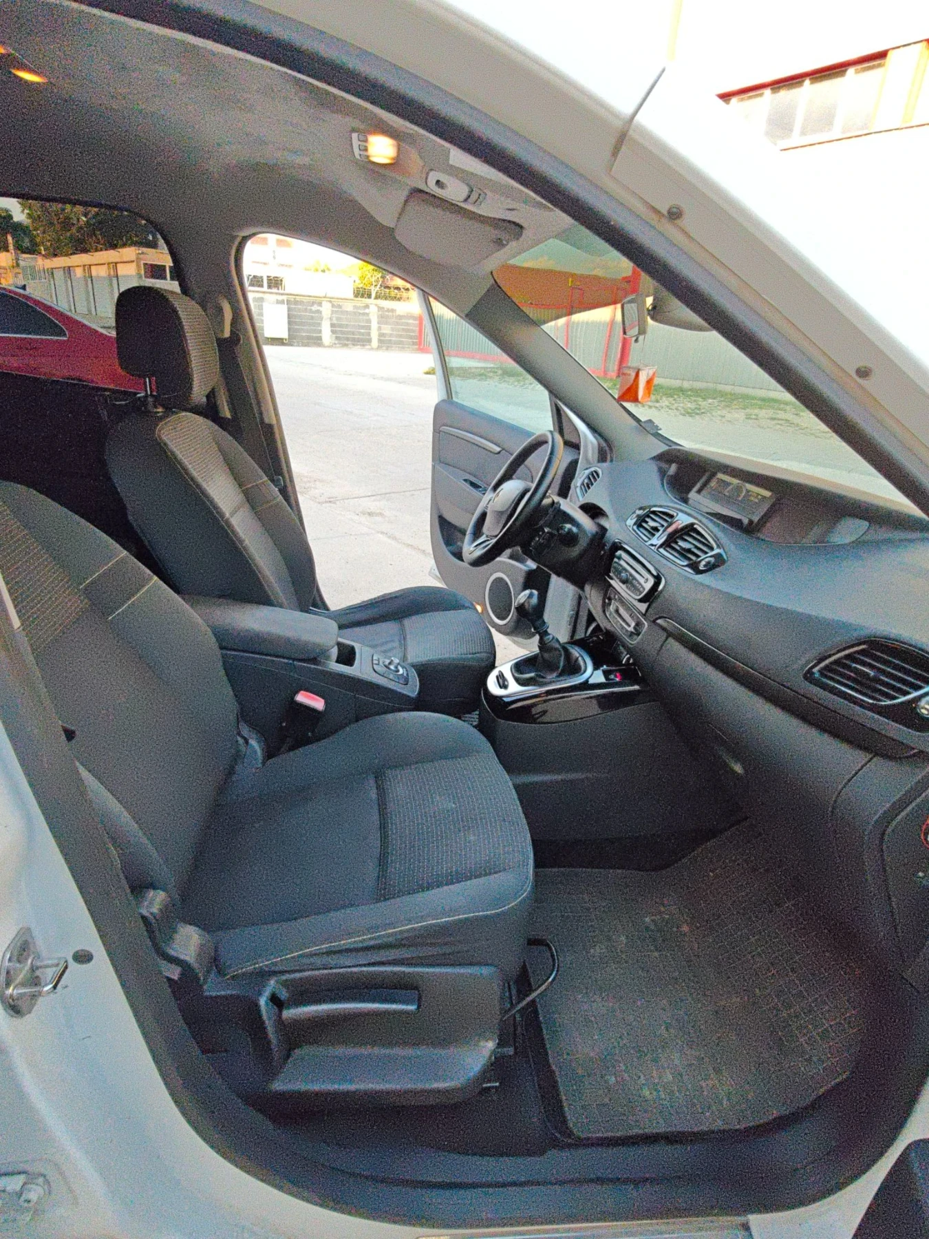 Renault Scenic 1.5dCI, снимка 7 - Автомобили и джипове - 56144372