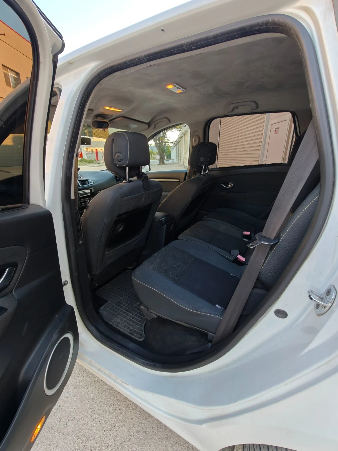 Renault Scenic 1.5dCI, снимка 9 - Автомобили и джипове - 56144372