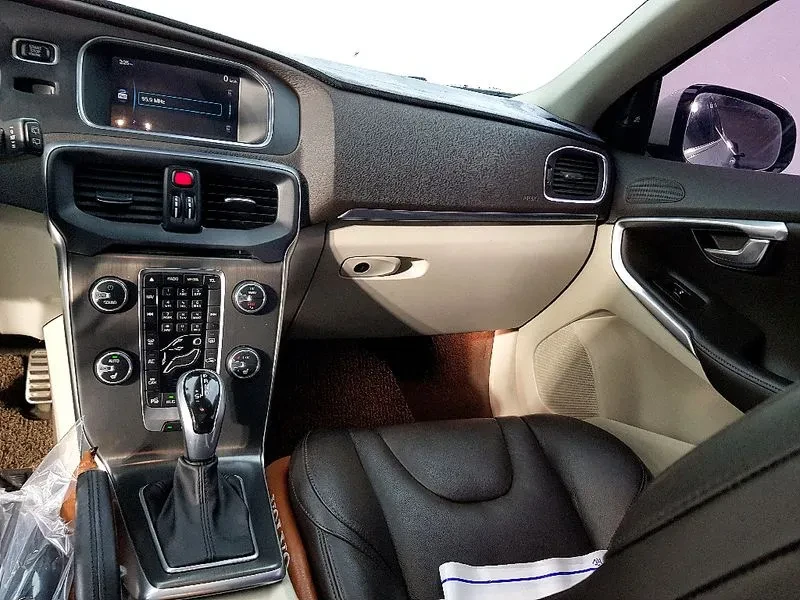 Volvo V40 1.6D, снимка 10 - Автомобили и джипове - 53792502