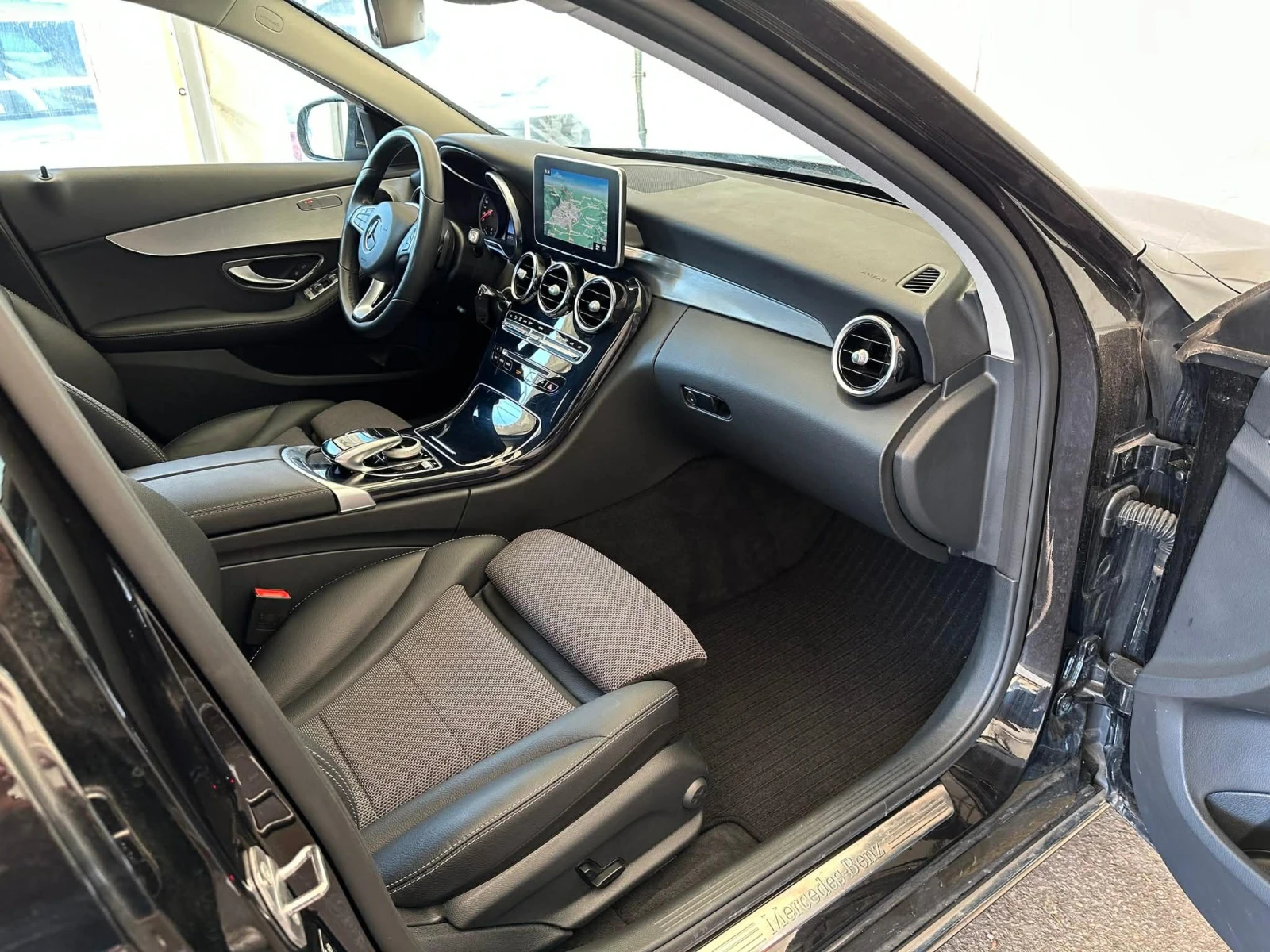 Mercedes-Benz C 220 4Matic Distronic 9G | Сервизна история, снимка 7 - Автомобили и джипове - 54877576