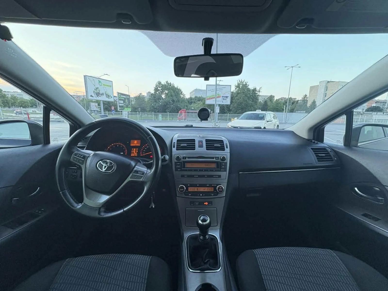 Toyota Avensis, снимка 8 - Автомобили и джипове - 55092360