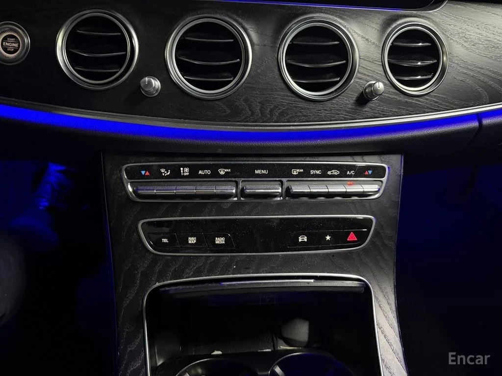Mercedes-Benz E 220 4MATIC/AMBIENT/ДИСТРОНИК/360, снимка 11 - Автомобили и джипове - 55463778